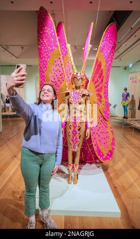 Warwickshire, England.13 feb 2023 Compton Verney ospita la prima mostra in assoluto dedicata al costume e ai costumi folk britannici. Lecia, 24, prendendo un selfie con un vestito carnevale di Notting Hill Compton Verney dal 11 febbraio al 11 giugno 2023.Paul Quezada-Neiman/Alamy Live News Foto Stock