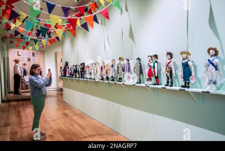 Warwickshire, England.13 feb 2023 Compton Verney ospita la prima mostra in assoluto dedicata al costume e ai costumi folk britannici. Compton Verney dal 11 febbraio al 11 giugno 2023.Paul Quezada-Neiman/Alamy Live News Foto Stock