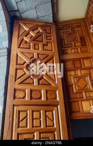 Porte in legno intagliate della Cappella del terzo Ordine della Chiesa di San Francisco Asis nella storica Oaxaca, Messico. Parte del patrimonio mondiale dell'UNESCO Foto Stock