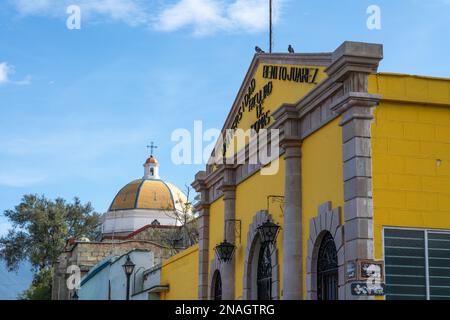 L'Università di Benito Juarez edificio linguistico nella storica città di Oaxaca, Messico. Dietro si trova la cupola della Cappella del terzo Ordine, la Chiesa Foto Stock