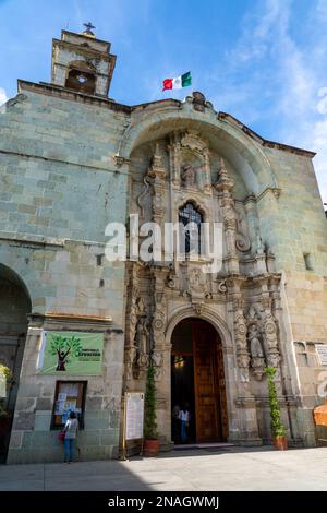 Facciata della Chiesa di San Francesco d'Assisi in stile barocco corrigueresco nella storica città di Oaxaca, Messico. Parte di un'Erit Mondiale dell'UNESCO Foto Stock