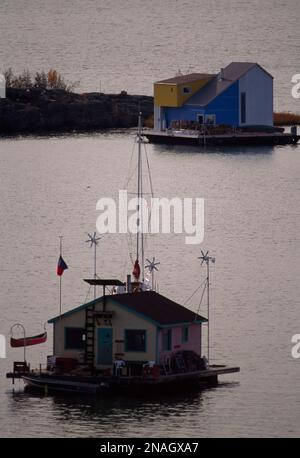 Case galleggianti sul lago Great Slave; Yellowknife, territori del Nord-Ovest, Canada Foto Stock