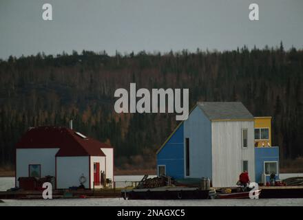 Case galleggianti sul lago Great Slave; Yellowknife, territori del Nord-Ovest, Canada Foto Stock