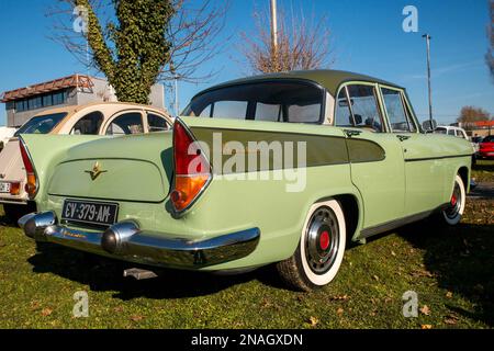 I vecchi veicoli (automobili, motocicli, utenze) si sono svolte al Parc des Expositions, durante l'edizione della mostra Perigueux Classic Auto 2023 a Marsac sur l'Isle, Dordogne, Francia, il 11 febbraio 2023. Foto di Denis Prezat/ABACAPRESS.COM Foto Stock