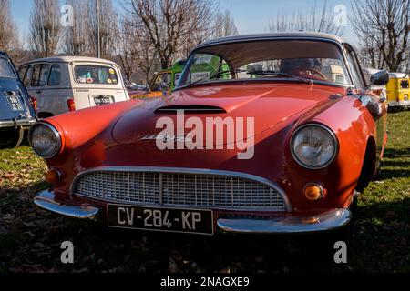 I vecchi veicoli (automobili, motocicli, utenze) si sono svolte al Parc des Expositions, durante l'edizione della mostra Perigueux Classic Auto 2023 a Marsac sur l'Isle, Dordogne, Francia, il 11 febbraio 2023. Foto di Denis Prezat/ABACAPRESS.COM Foto Stock