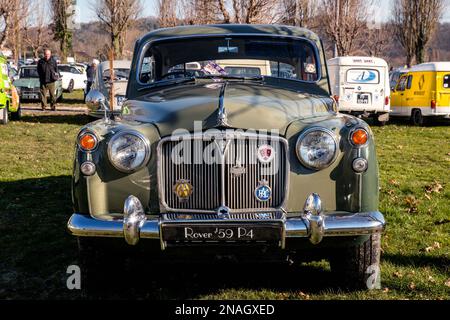 I vecchi veicoli (automobili, motocicli, utenze) si sono svolte al Parc des Expositions, durante l'edizione della mostra Perigueux Classic Auto 2023 a Marsac sur l'Isle, Dordogne, Francia, il 11 febbraio 2023. Foto di Denis Prezat/ABACAPRESS.COM Foto Stock