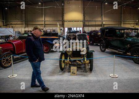 I vecchi veicoli (automobili, motocicli, utenze) si sono svolte al Parc des Expositions, durante l'edizione della mostra Perigueux Classic Auto 2023 a Marsac sur l'Isle, Dordogne, Francia, il 11 febbraio 2023. Foto di Denis Prezat/ABACAPRESS.COM Foto Stock