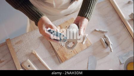 Ceramica, arte e donna asiatica anziana muffa argilla in casa studio o laboratorio. Potter, artista e pensionato femmina dal Giappone praticando arti, artigianato e. Foto Stock