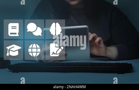 Donna che utilizza un tablet digitale con icone di e-learning e spazio di copia. Formazione in linea di distanza. Webinar, corsi, seminari e conferenze. Foto Stock