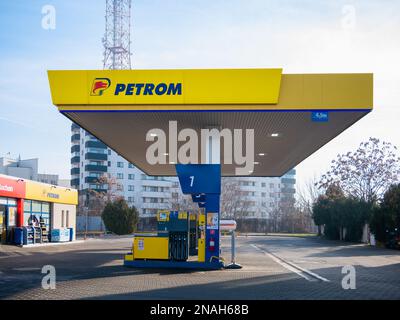 Bucarest, Romania - 01.02.2023: Stazione di benzina e carburante Petrom a Bucarest. Petrom è una società petrolifera che fa parte della OMV austriaca. Foto Stock