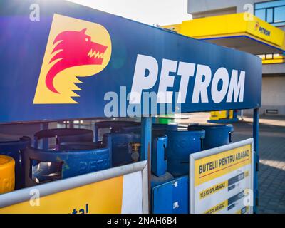 Bucarest, Romania - 01.02.2023: Stazione di benzina e carburante Petrom a Bucarest. Petrom è una società petrolifera che fa parte della OMV austriaca. Foto Stock