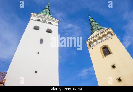 Torri della storica cattedrale nel centro di Zilina, Slovacchia Foto Stock