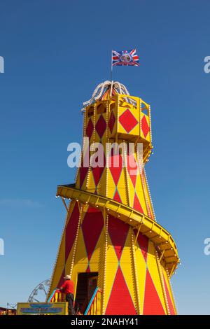 Inghilterra, Dorset, la fiera annuale del vapore del grande Dorset a Tarrant Hinton vicino al Blandford Forum, Colourful Helter Skelter Foto Stock