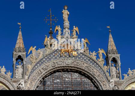 Sculture e St. Il leone di Marco sulla facciata di San Cattedrale di San Marco, Venezia, quartiere di San Marco, Veneto, Italia Foto Stock