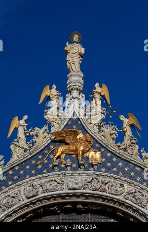 Sculture e St. Il leone di Marco sulla facciata di San Cattedrale di San Marco, Venezia, quartiere di San Marco, Veneto, Italia Foto Stock