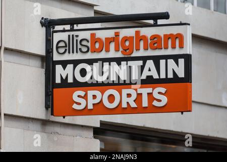 Un cartello all'esterno di un negozio Ellis Brigham Mountain Sports nel centro di Londra pubblicizza il negozio all'aperto per turisti e acquirenti sulla strada principale. Foto Stock