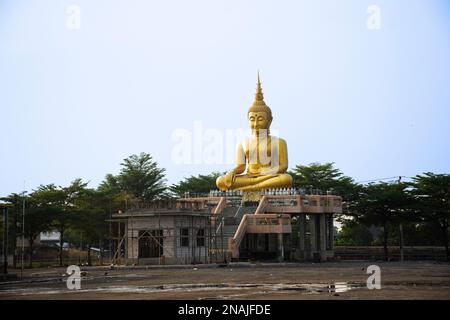 Antica statua dorata del grande buddha per la gente tailandese viaggio visita RESPECT pregare benedizione mistero santo culto nel tempio di Wat Lat Pla Duk a Bang Bua Foto Stock