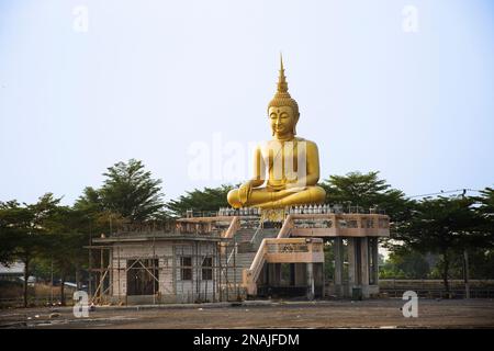 Antica statua dorata del grande buddha per la gente tailandese viaggio visita RESPECT pregare benedizione mistero santo culto nel tempio di Wat Lat Pla Duk a Bang Bua Foto Stock