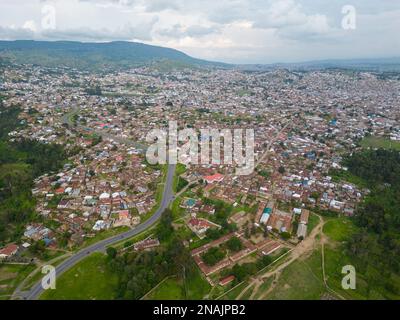 Mbeya, Tanzania. Vista da droni alla città in Africa Foto Stock