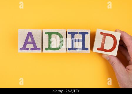 Lettere ADHD su blocchi di legno, deficit di attenzione concetto di disturbo di iperattività Foto Stock