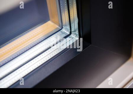 Primo piano macro vista del serramento realizzato con profili in legno PVC - vetrocamera Foto Stock
