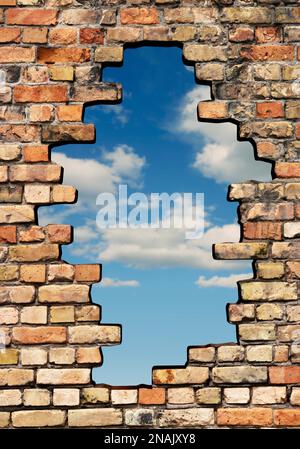 Libertà - un buco nel muro di mattoni con cielo nuvoloso sullo sfondo, formato ritratto Foto Stock