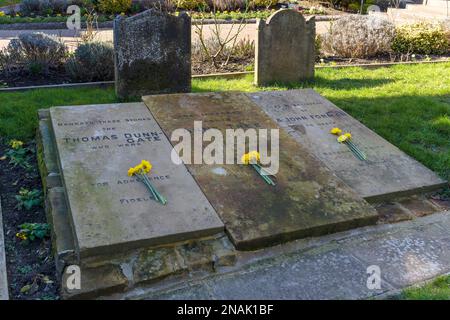 EAST GRINSTEAD, WEST SUSSEX, UK - 9 MARZO: Tombe di tre streghe nella Chiesa di San Swithun gounds in East Grinstead il 9 marzo 2021 Foto Stock