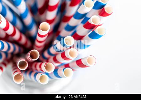 Cannucce di carta multicolore per bevande da vicino su sfondo bianco. Foto Stock