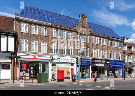 EAST GRINSTEAD, WEST SUSSEX/UK - 3 AGOSTO: Vista dei negozi a East Grinstead il 3 agosto 2020. Persone non identificate Foto Stock