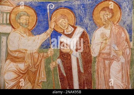 Hermagoras è consacrata vescovo da Simon Pietro alla presenza di S. Marco, affresco del 12th° secolo nella cripta della Basilica di Santa Maria Assunta Foto Stock