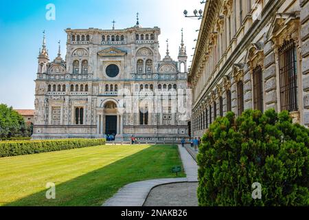 Vista della facciata in marmo della storica Certosa Chiesa Madonna delle grazie di ordine Certosino Monastero silenziosa Certosa die Pavia Foto Stock