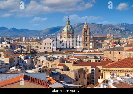 Palermo, skyline della Sicilia con torri di riferimento al mattino. Foto Stock