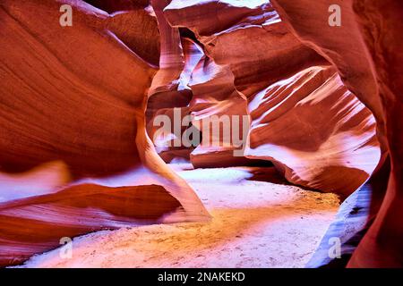 Maestosa architettura naturale dell'Antelope slot Canyon, Navajo Tribal Park, Arizona, Stati Uniti Foto Stock