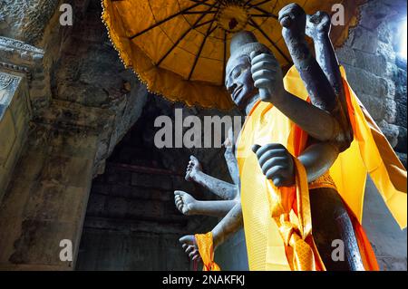 Statua a otto armi del Dio indù Shiva all'interno di Angkor Wat, Siem Reap, Cambogia Foto Stock