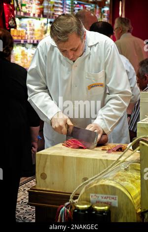 ISTANBUL, Turchia - 25 maggio : Man il taglio di carne a fette nel Bazar delle Spezie in Istanbul Turchia il 25 maggio 2018. Persone non identificate Foto Stock