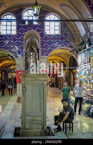 ISTANBUL, Turchia - 25 maggio : People shopping nel Grand Bazaar a Istanbul Turchia il 25 maggio 2018. Persone non identificate Foto Stock