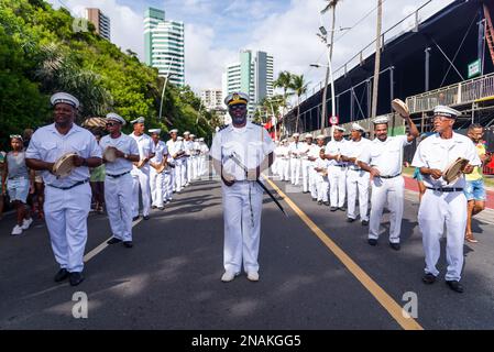 Il tradizionale gruppo della Marujada vestito da marinai si esibirà durante la parata di Fuzue a Salvador, Bahia. Foto Stock