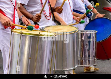 Diversi batteristi con i loro strumenti musicali nelle celebrazioni del Carnevale per le strade del Brasile Foto Stock