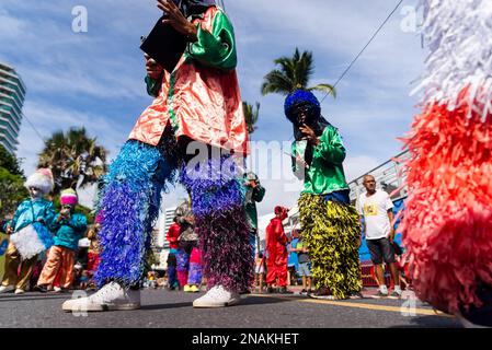 I masqueraders tradizionali fanno una presentazione suonando strumenti a percussione durante la parata di Fuzue a Salvador, Bahia. Foto Stock