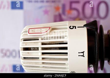 Termostato davanti a cinquecento euro di nota, immagine simbolica per costi di riscaldamento molto elevati, Germania Foto Stock