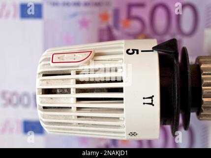 Termostato davanti a cinquecento euro di nota, immagine simbolica per costi di riscaldamento molto elevati, Germania Foto Stock