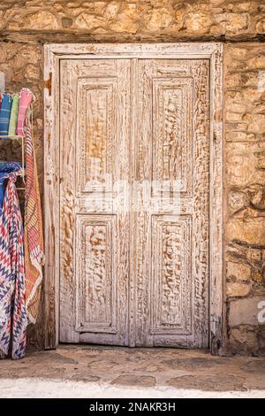 Vecchia porta di legno nel mercato turco Foto Stock