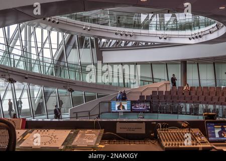 Vista della passerella elicoidale interna di 500 metri (1.640 piedi) da dietro il pannello di controllo nella camera di discussione dell'ex Municipio di Londra, Southwark. Foto Stock