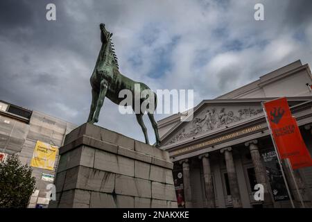 Foto della statua di gerhard Marcks di fronte al teatro Aquisgrana. Theater Aquisgrana è un teatro situato ad Aquisgrana, in Germania. Si tratta del pri Foto Stock