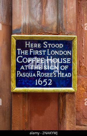 La Jamaica Wine House in St Michael's Alley al largo di Cornhill nella città di Londra, sul sito della prima caffetteria di Londra. Testa di Pasqua Rosee. Foto Stock