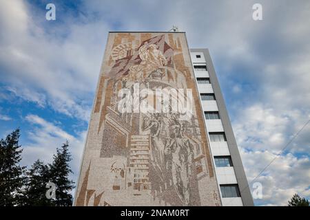 Immagine di un affresco comunista a Timisoara, Romania, su un edificio antico e decadente, architettura socialista, progettata negli anni '60, durante il commu Foto Stock
