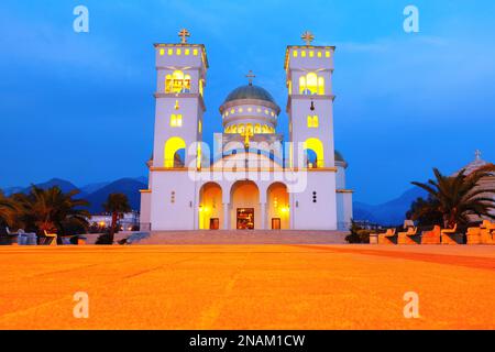 Chiesa di San Jovan Vladimir a Bar Montenegro . Chiesa illuminata nella zona della vicina Foto Stock