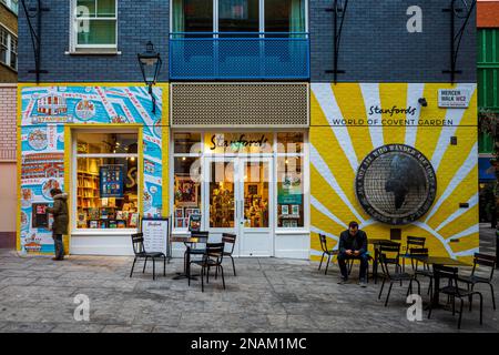 Stanfords Map and Bookshop Covent Garden London - Stanfords è il principale rivenditore di mappe e libri di viaggio nel Regno Unito. Fondata nel 1853. Foto Stock