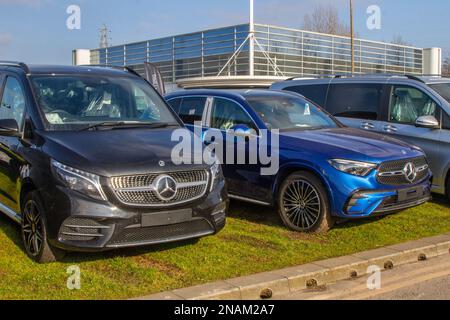 Nuove vetture BMW 2023; motori non registrati dopo la consegna presso la concessionaria BMW di Preston Motor Park, Lancashire, Regno Unito Foto Stock