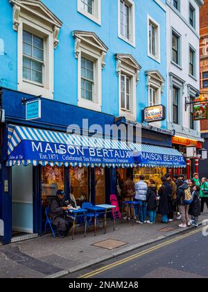 Maison Bertaux in Greco Street Soho, fondata nel 1871 da un Monsieur Bertaux da Parigi, è la più antica pasticceria negozio di Londra. La vita di Soho, Soho vivere Foto Stock